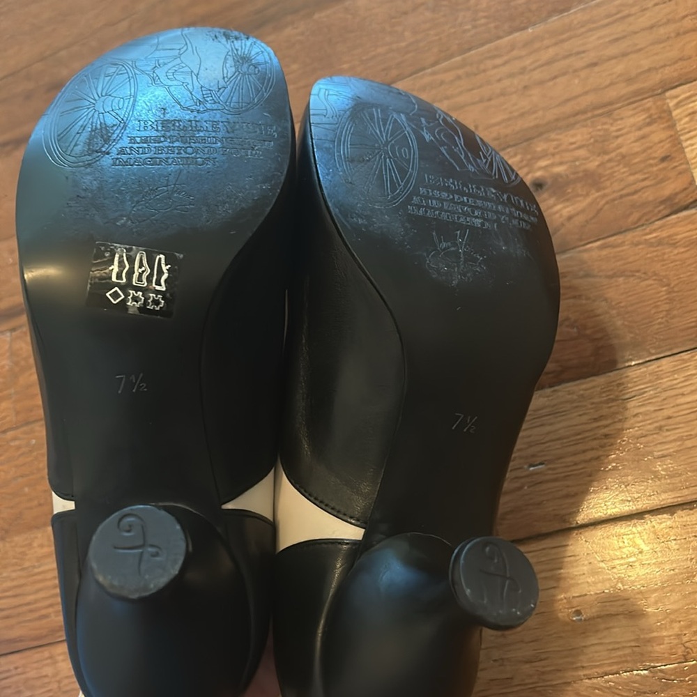 John Fluevog Bellevues Pearl Hart Criss Cross Mary Jane. Excellent Pre Owned. - Picture 9 of 11